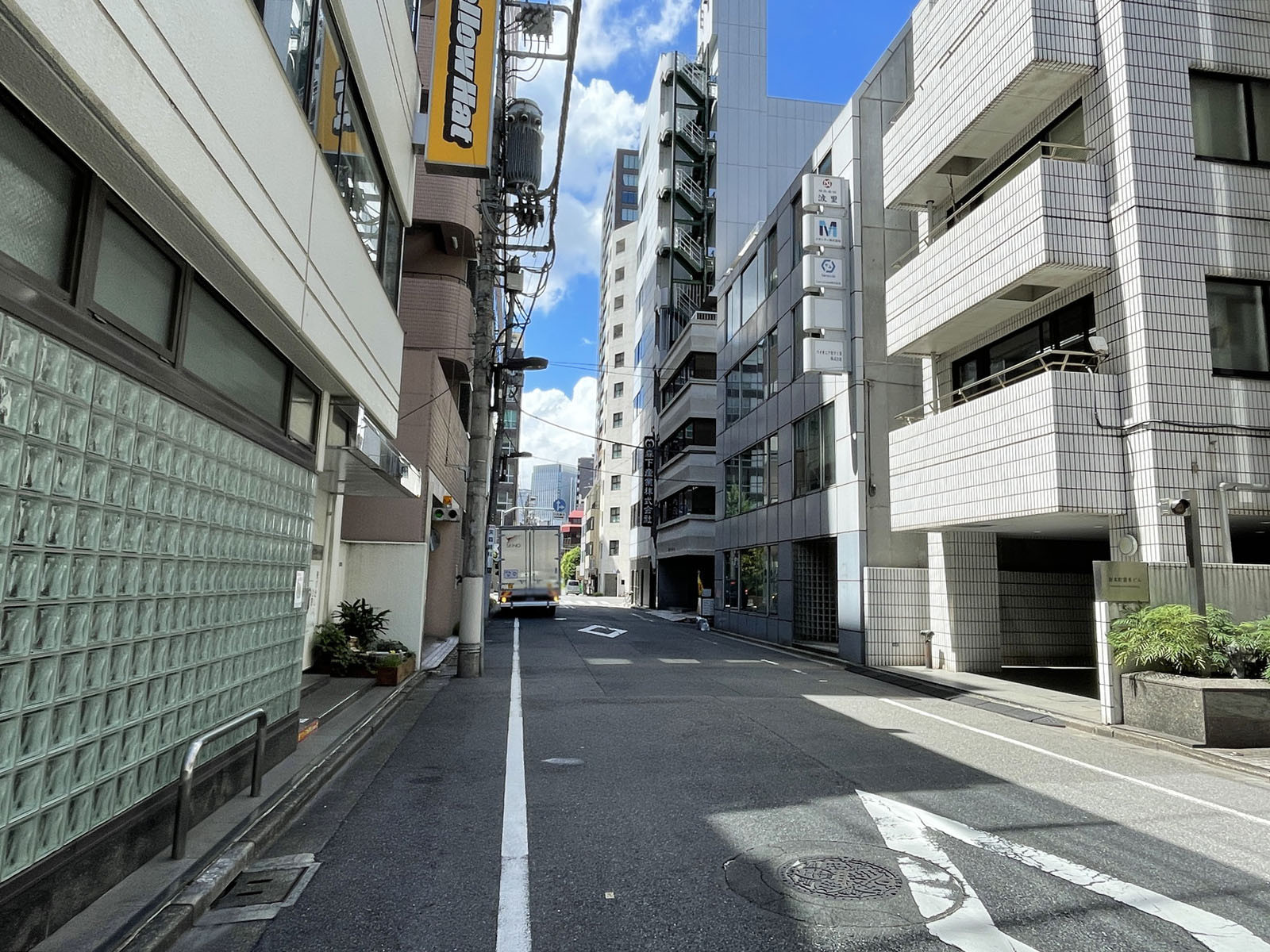 イトーピア岩本町一丁目ビル前面の通り