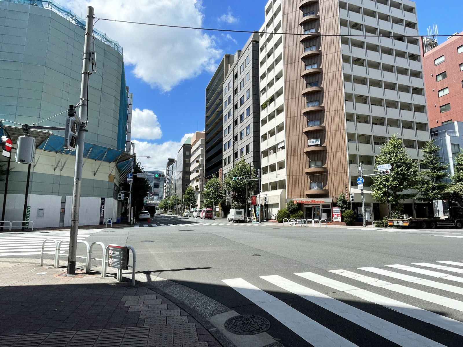 Biz SQUARE 神田前面の神田金物通り