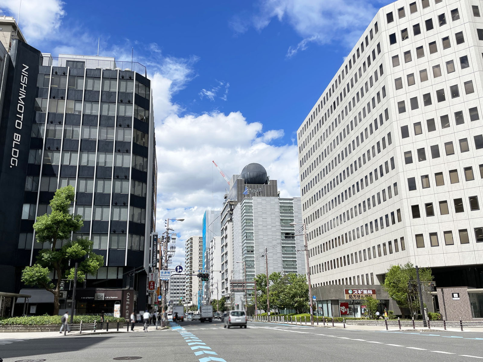 AXIS本町ビル前面の通り