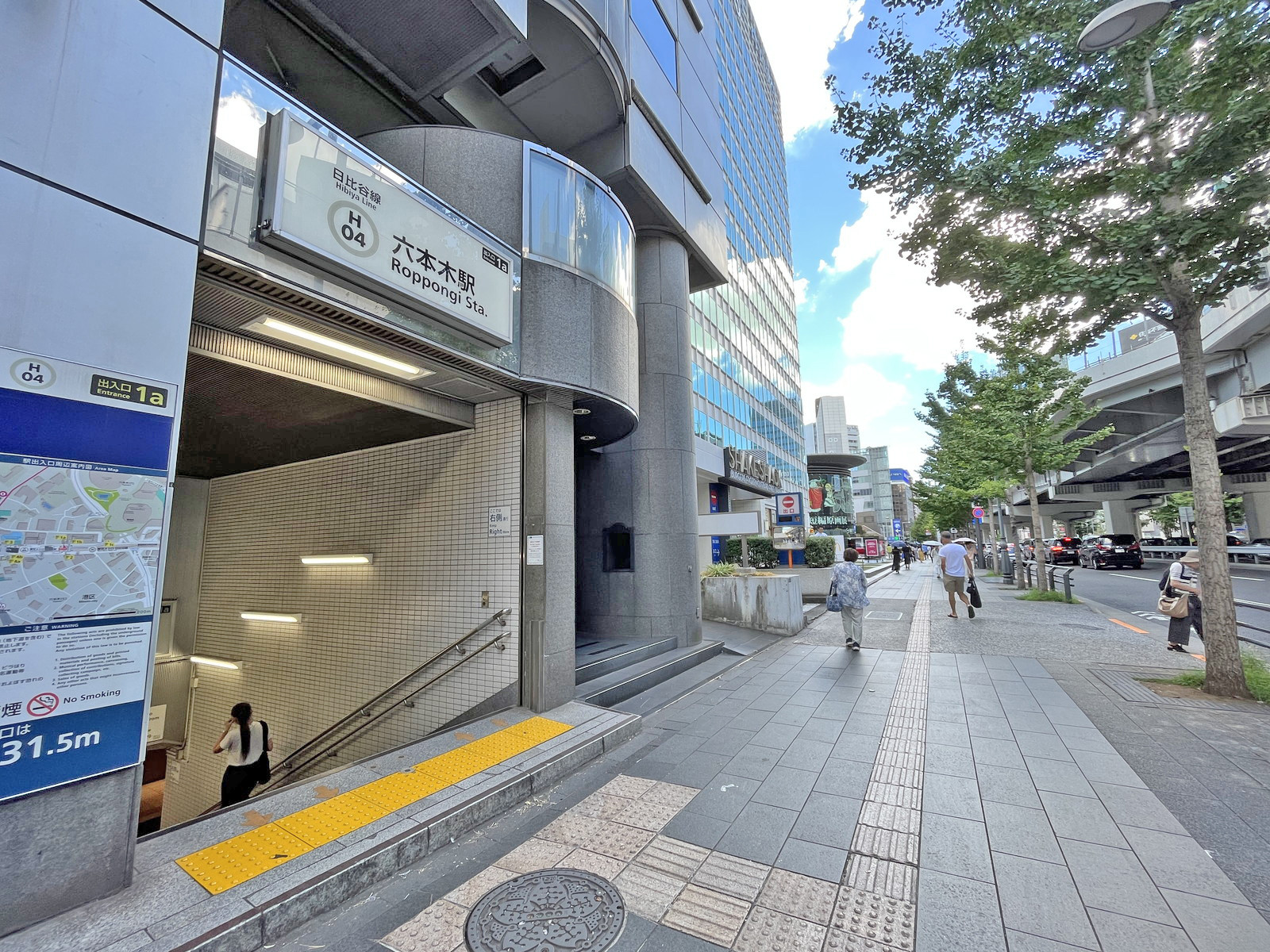 最寄りの「六本木駅」