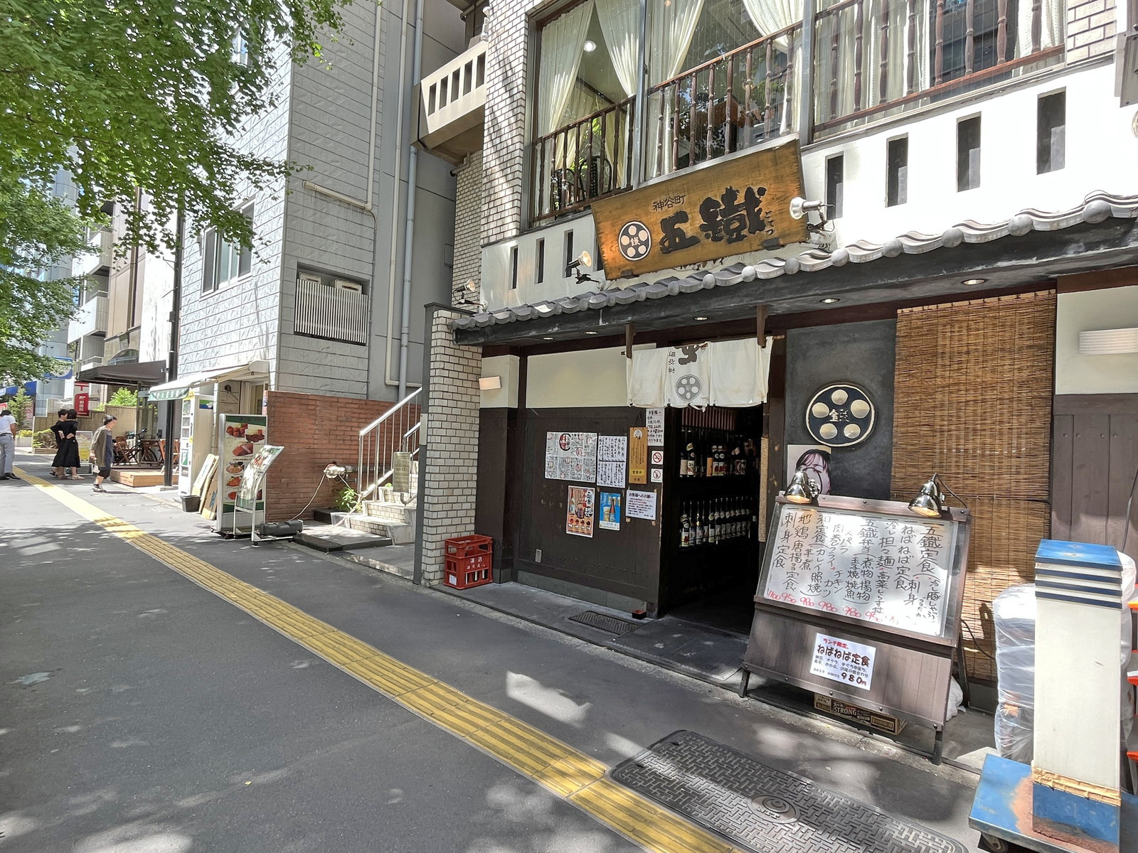 付近には飲食店が充実