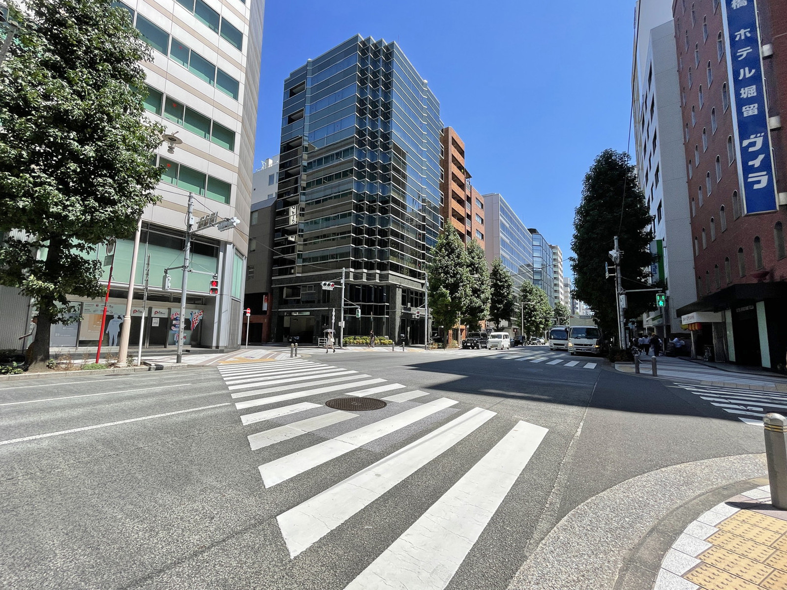 堀留ファーストビル前面の通り