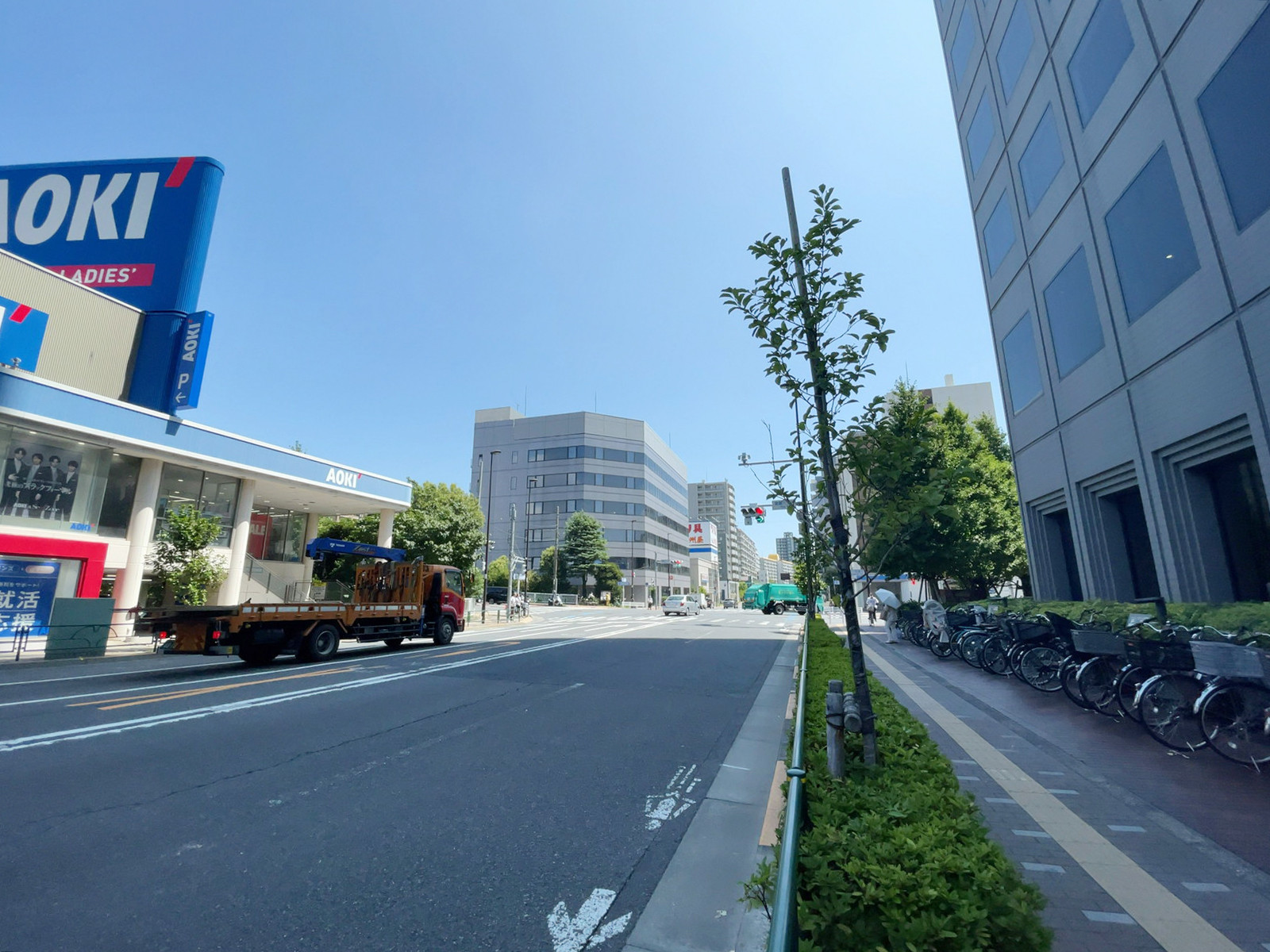 イースト21タワー前面の葛西橋通り
