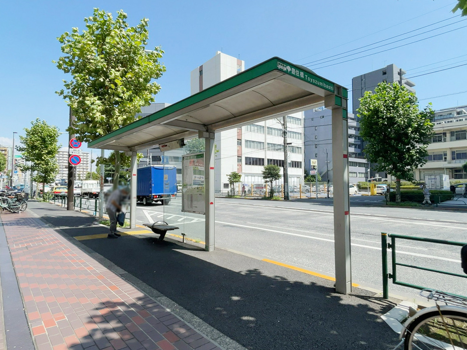 ビル前のバス停「豊住橋」