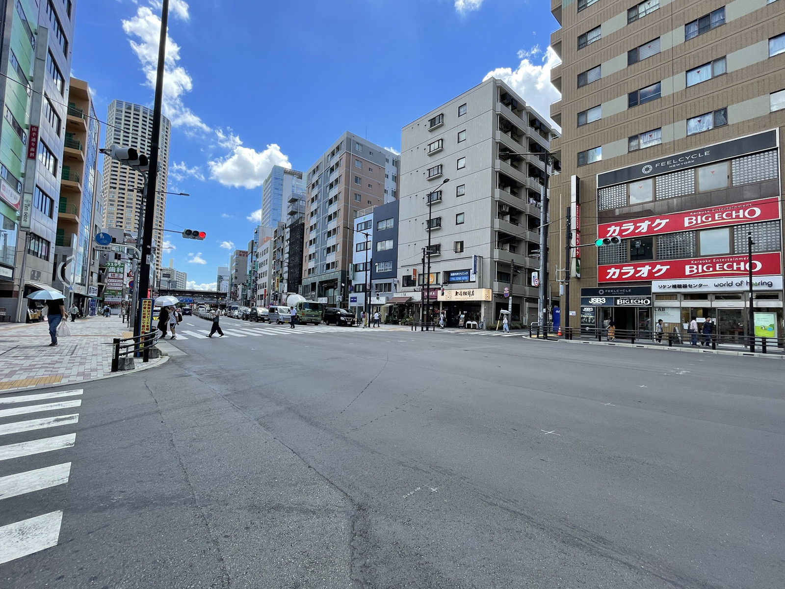 Yファームビル前面の通り
