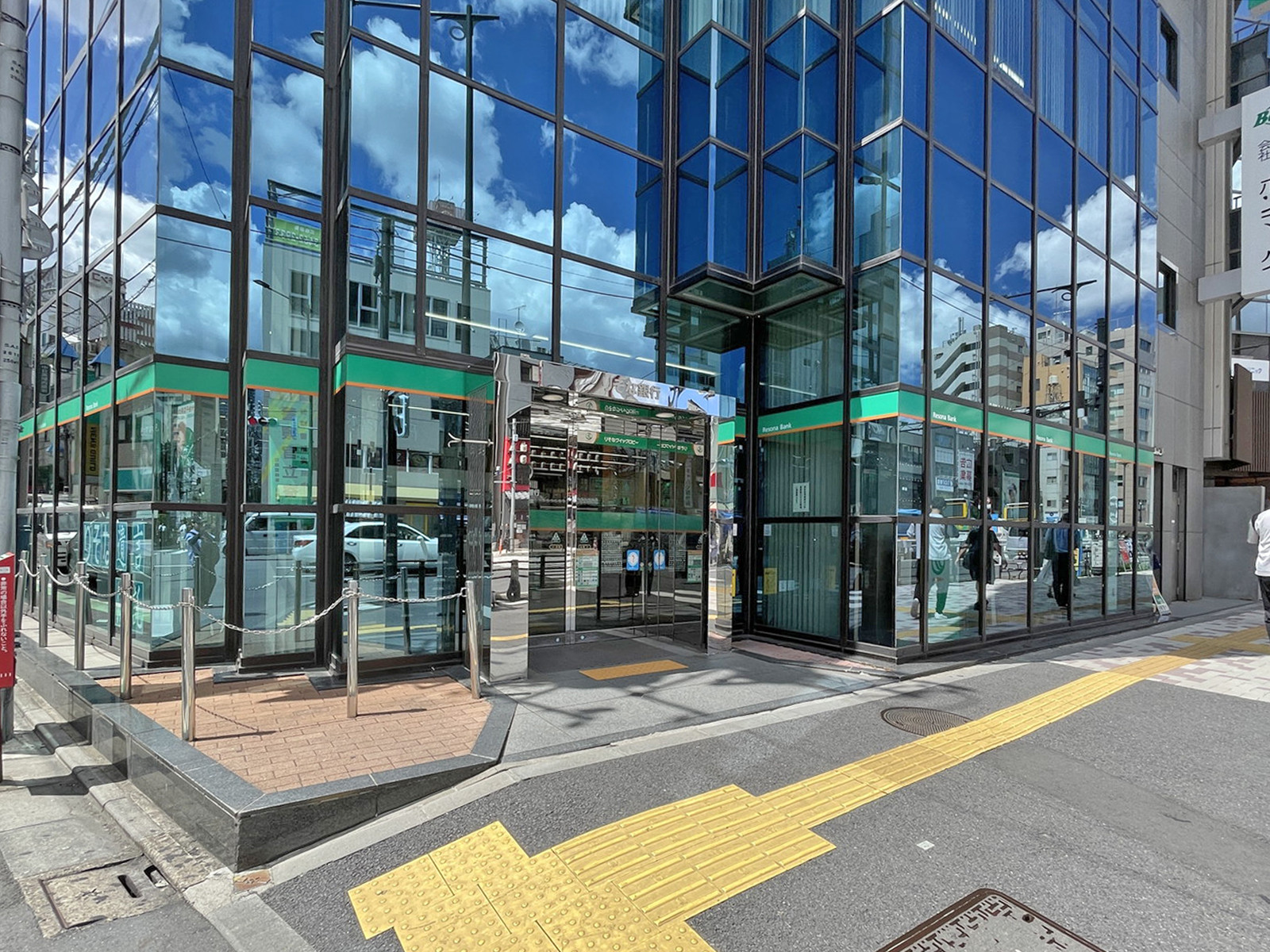 近くのりそな銀行 中目黒支店ATMコーナー