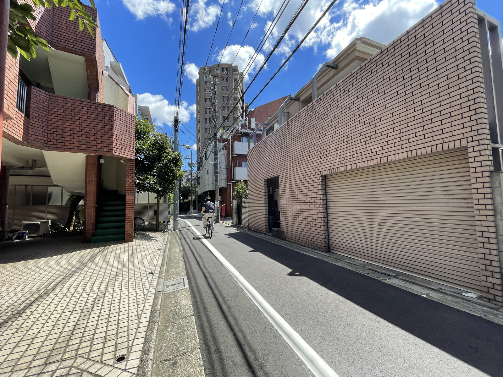 中目黒名畑ビル前面の通り