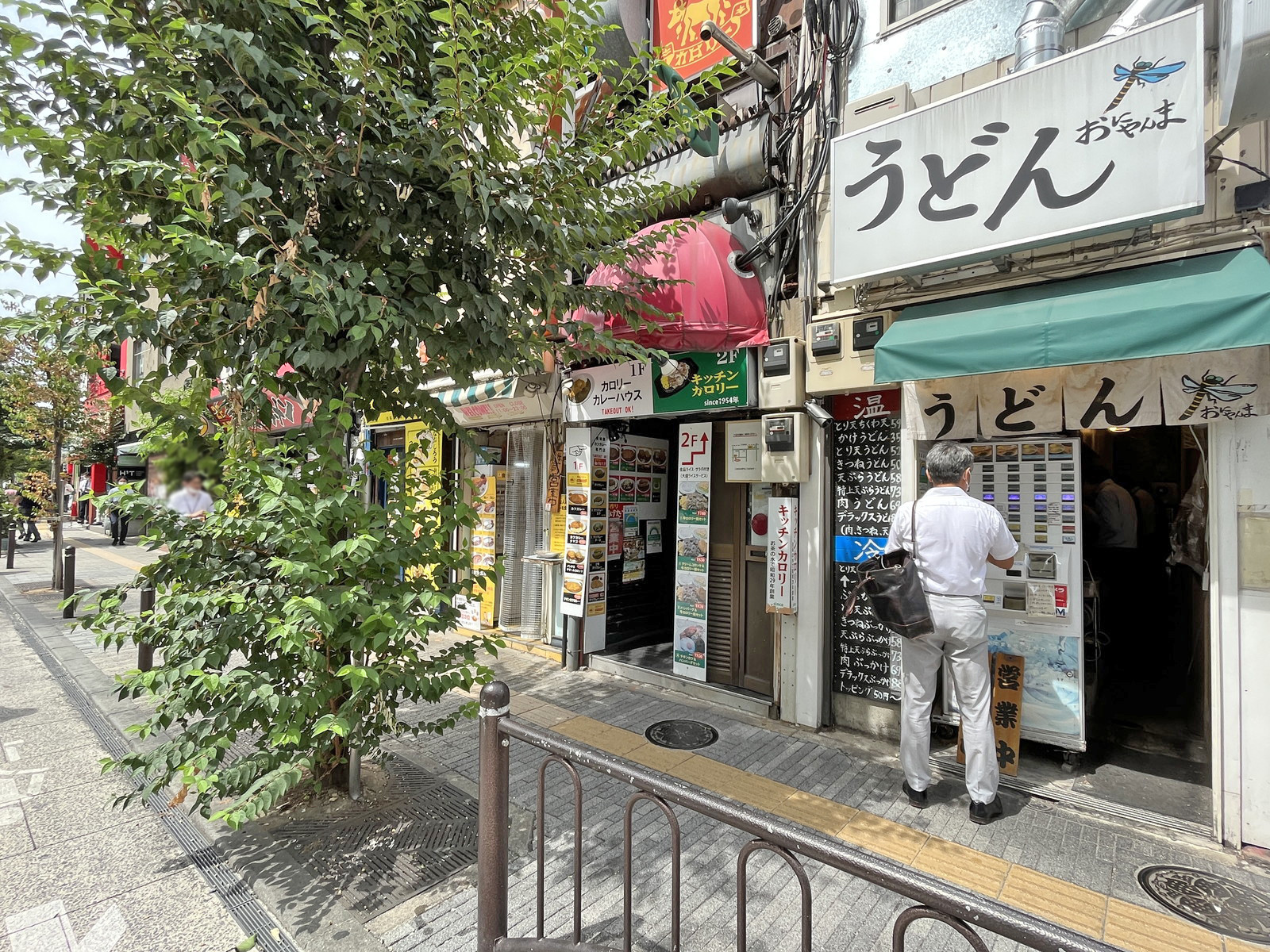 付近には飲食店が充実