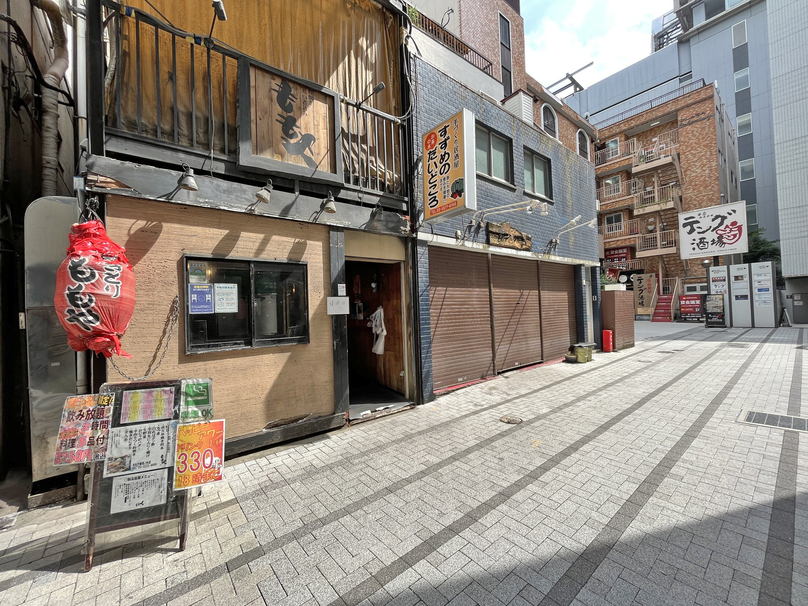 付近には飲食店が充実