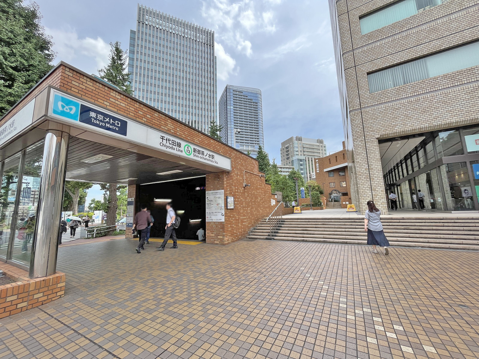 最寄りの「新御茶ノ水駅」