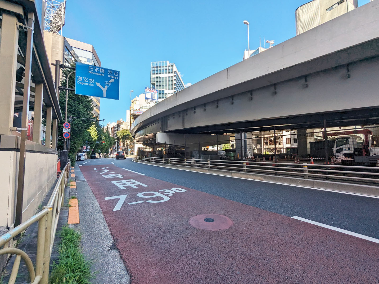 フォーラム渋谷神泉前面の玉川通り