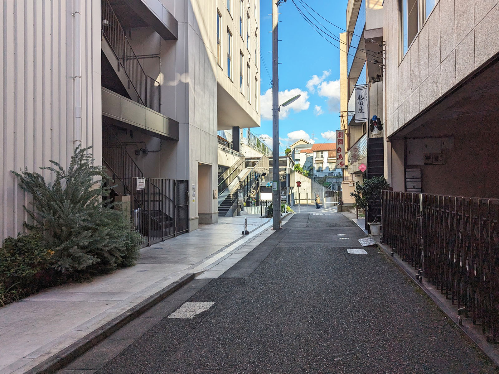 ミカン下北 B街区前面の通り