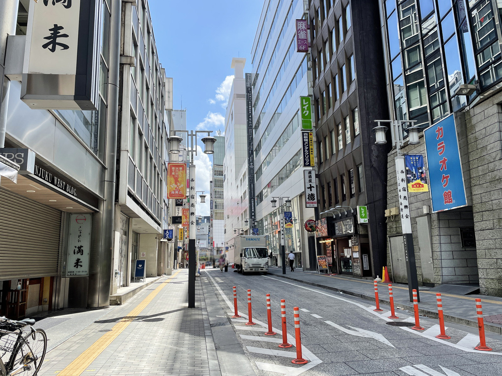 宝ビル前面の旧青梅街道