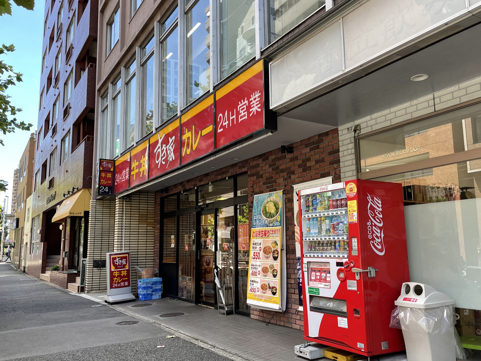 徒歩1分のすき家 芝4丁目店