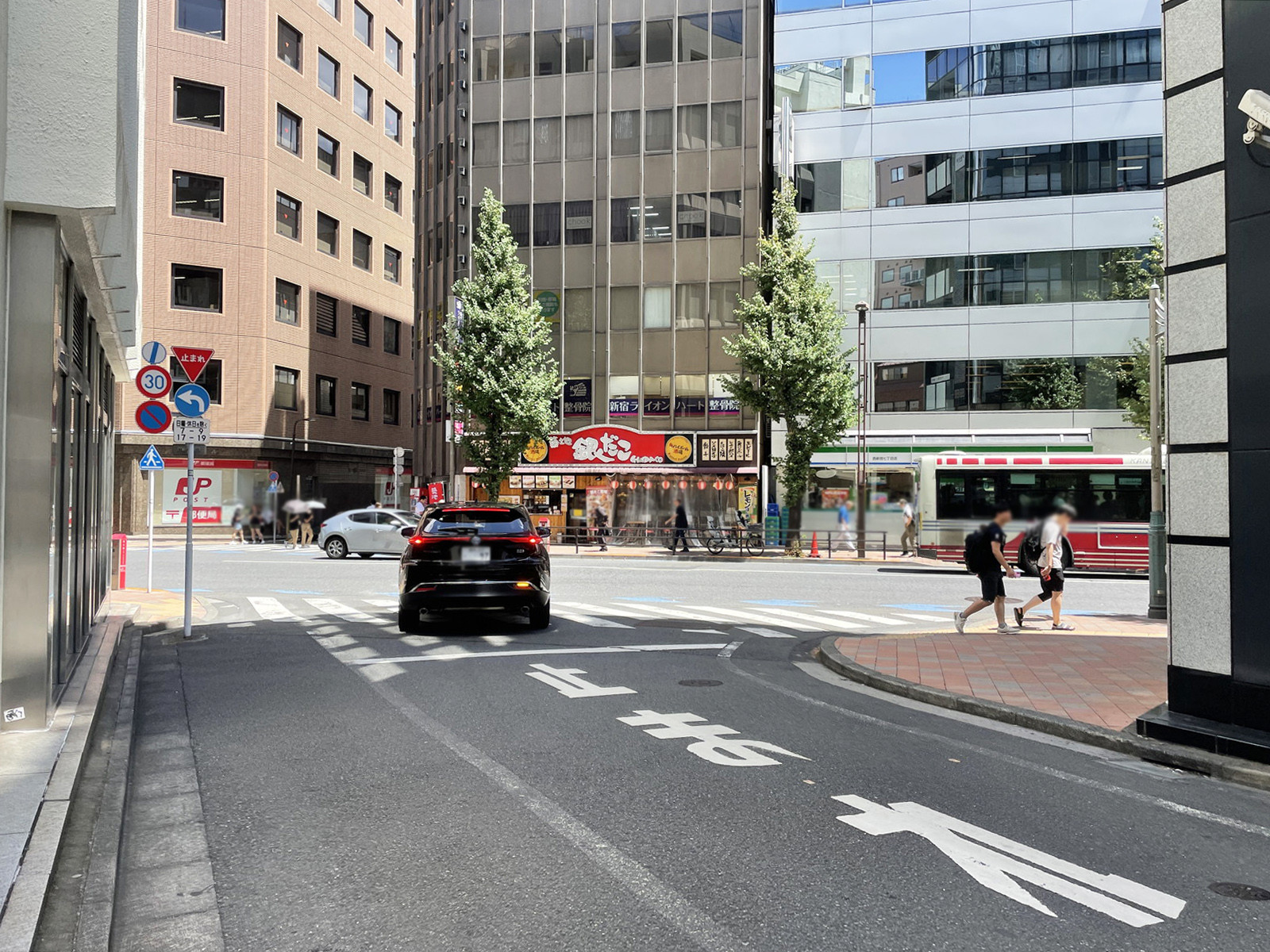 万寿金ビビル前面の西新宿歩道橋通り