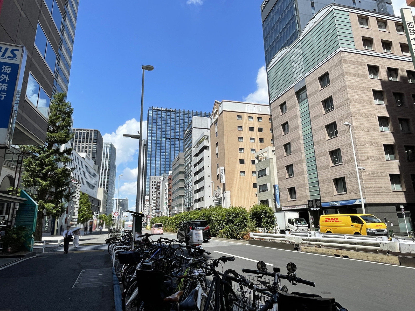 西新宿大京ビル／デュオ西新宿前面の青梅街道