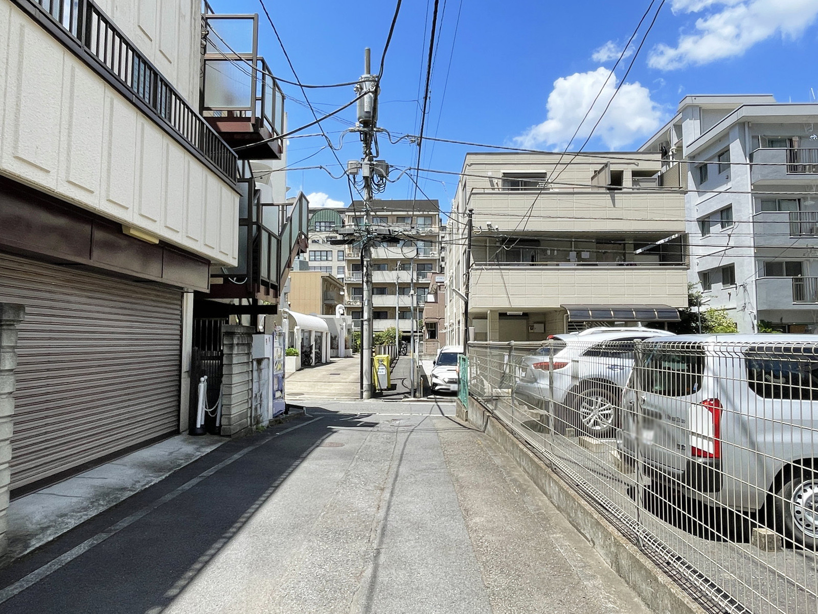 西新宿KIHビル前面の通り