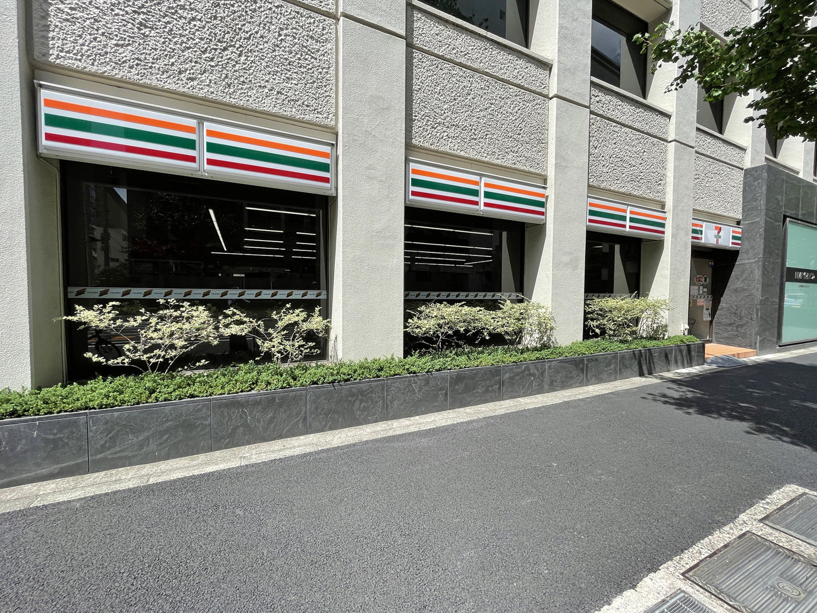 徒歩2分のセブンイレブン神田錦町千代田通り店