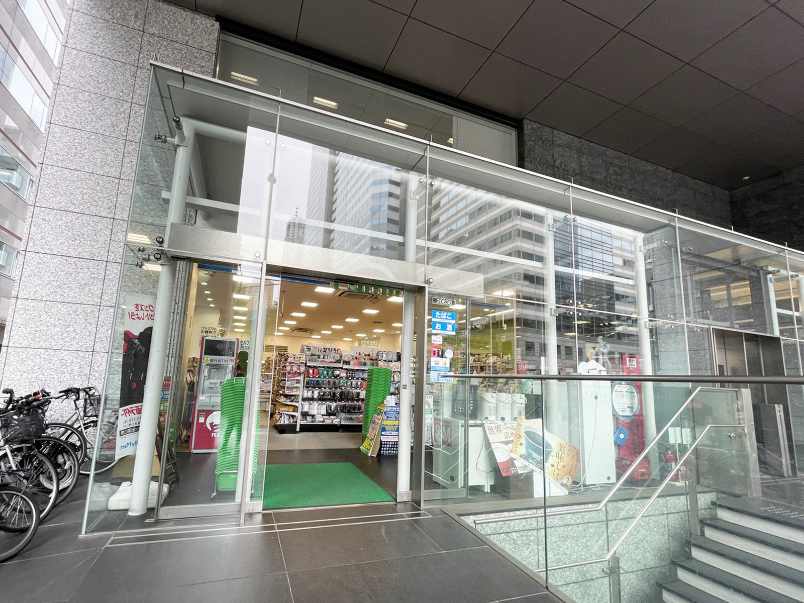 徒歩3分のファミリーマート西新宿8丁目店