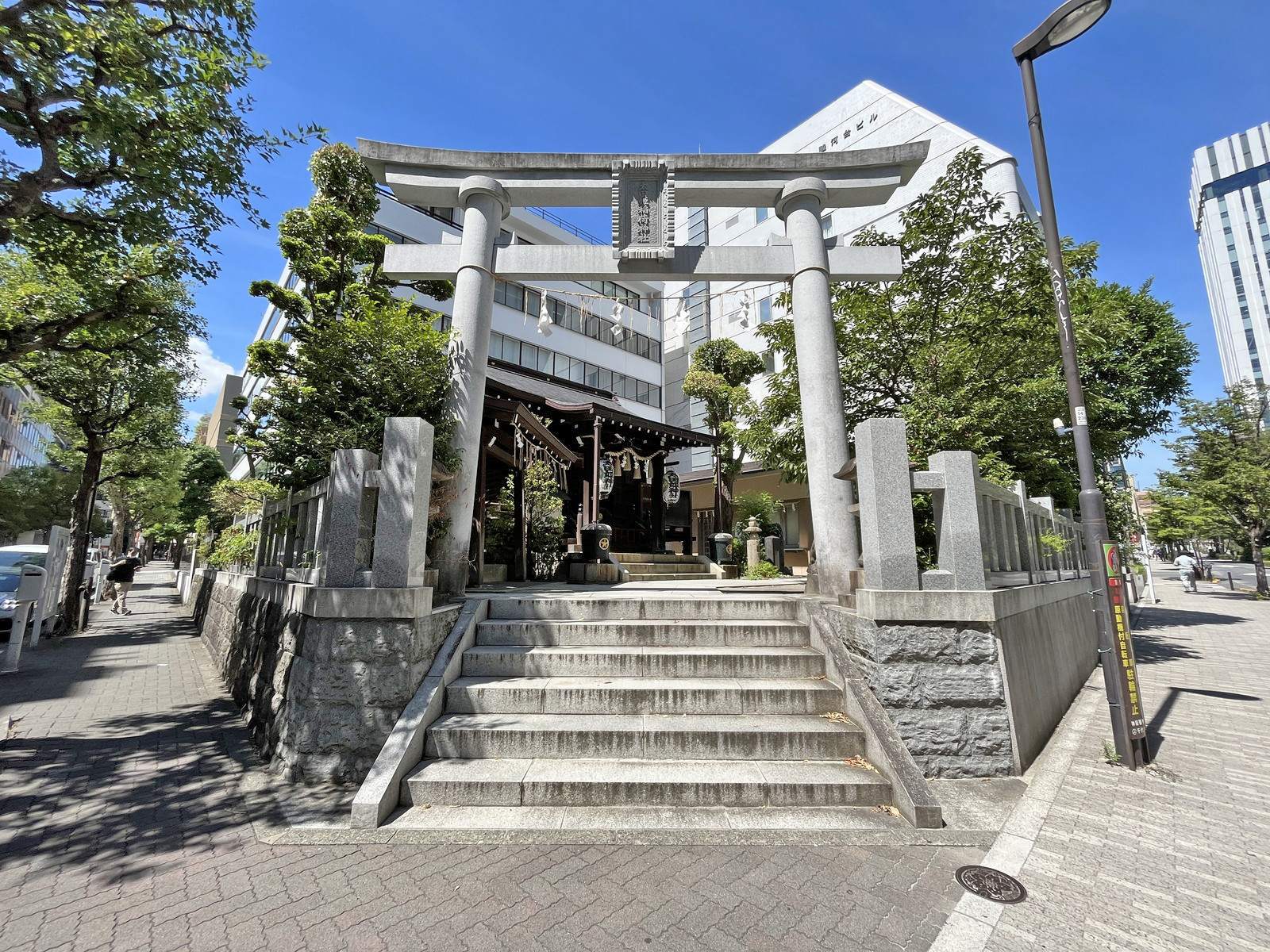 向かいの太田姫稲荷神社