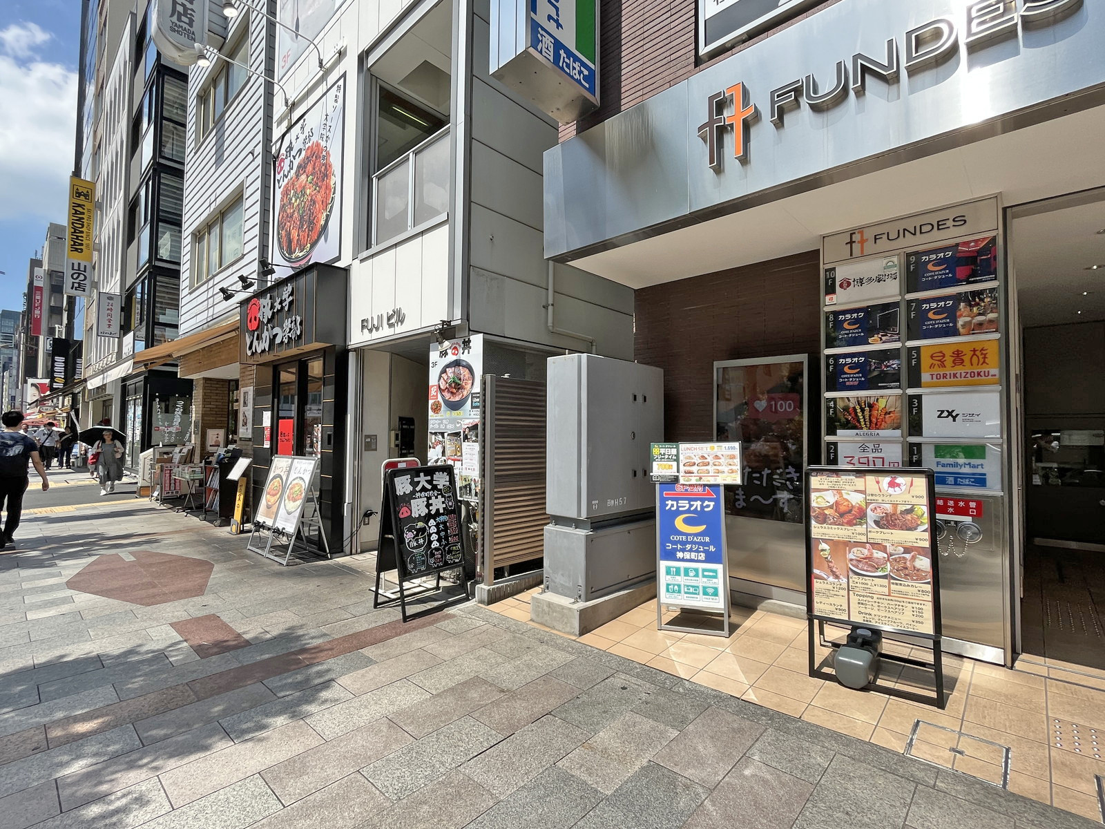 付近には飲食店が充実
