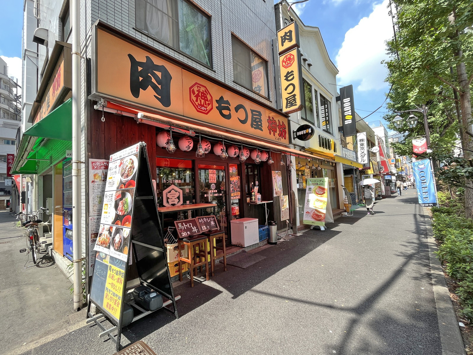 付近には飲食店が充実