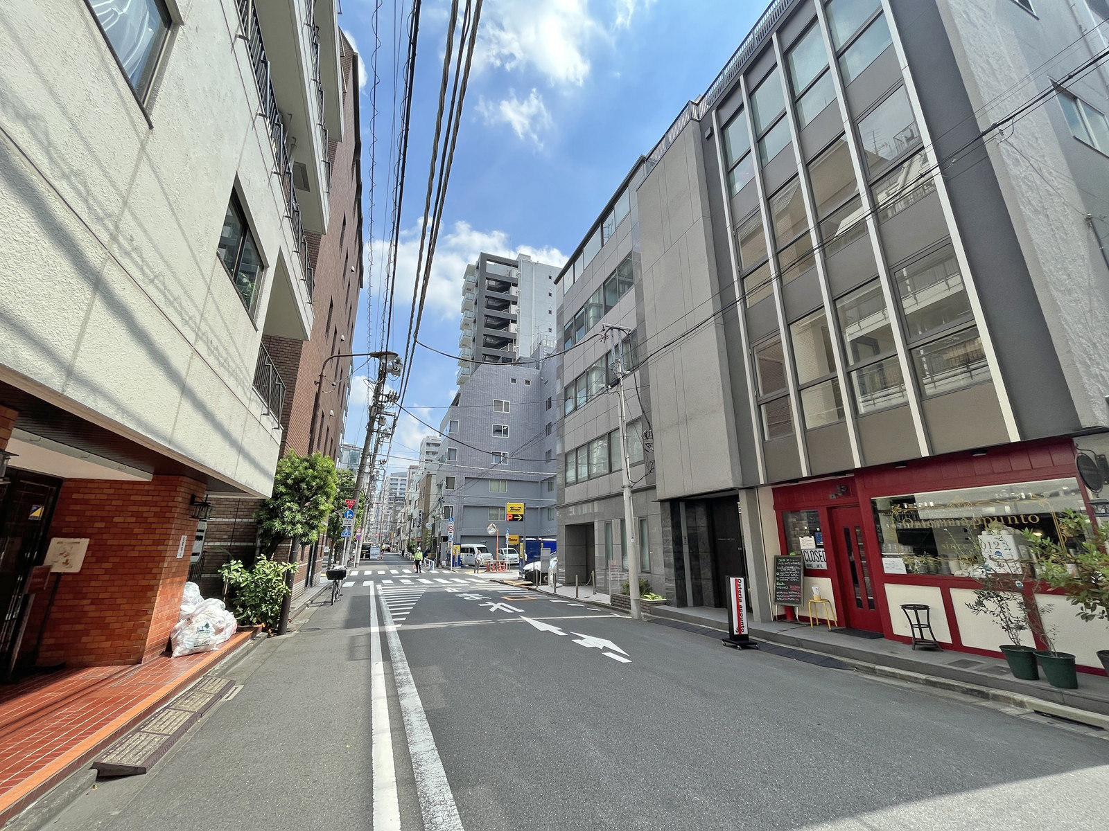 First Enomoto bld前面通り