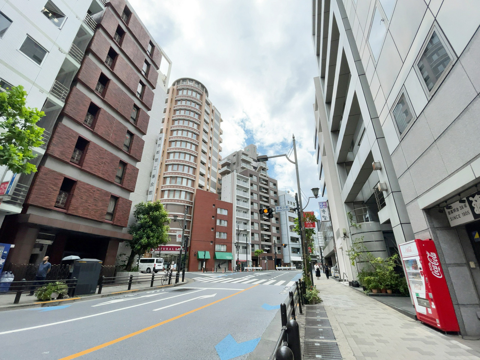 赤坂栗原ビル前面の通り