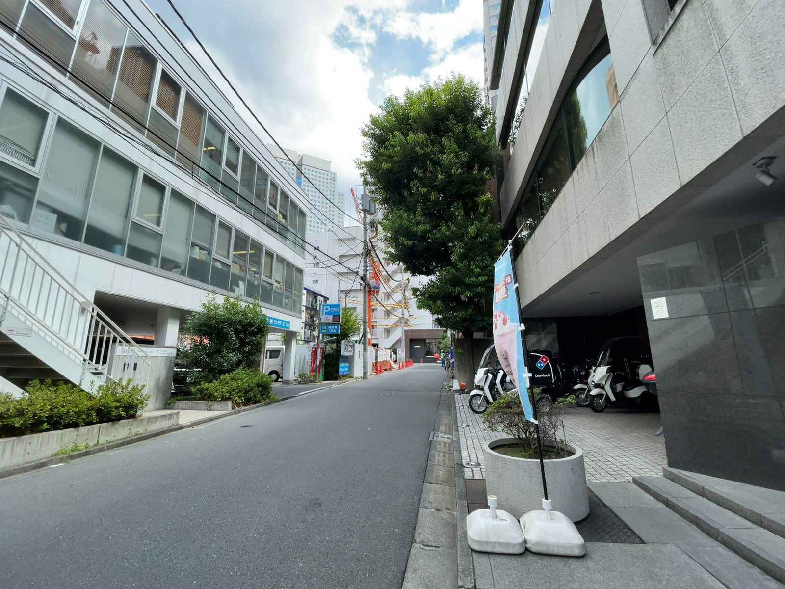 トリオ赤坂ビル前面の通り