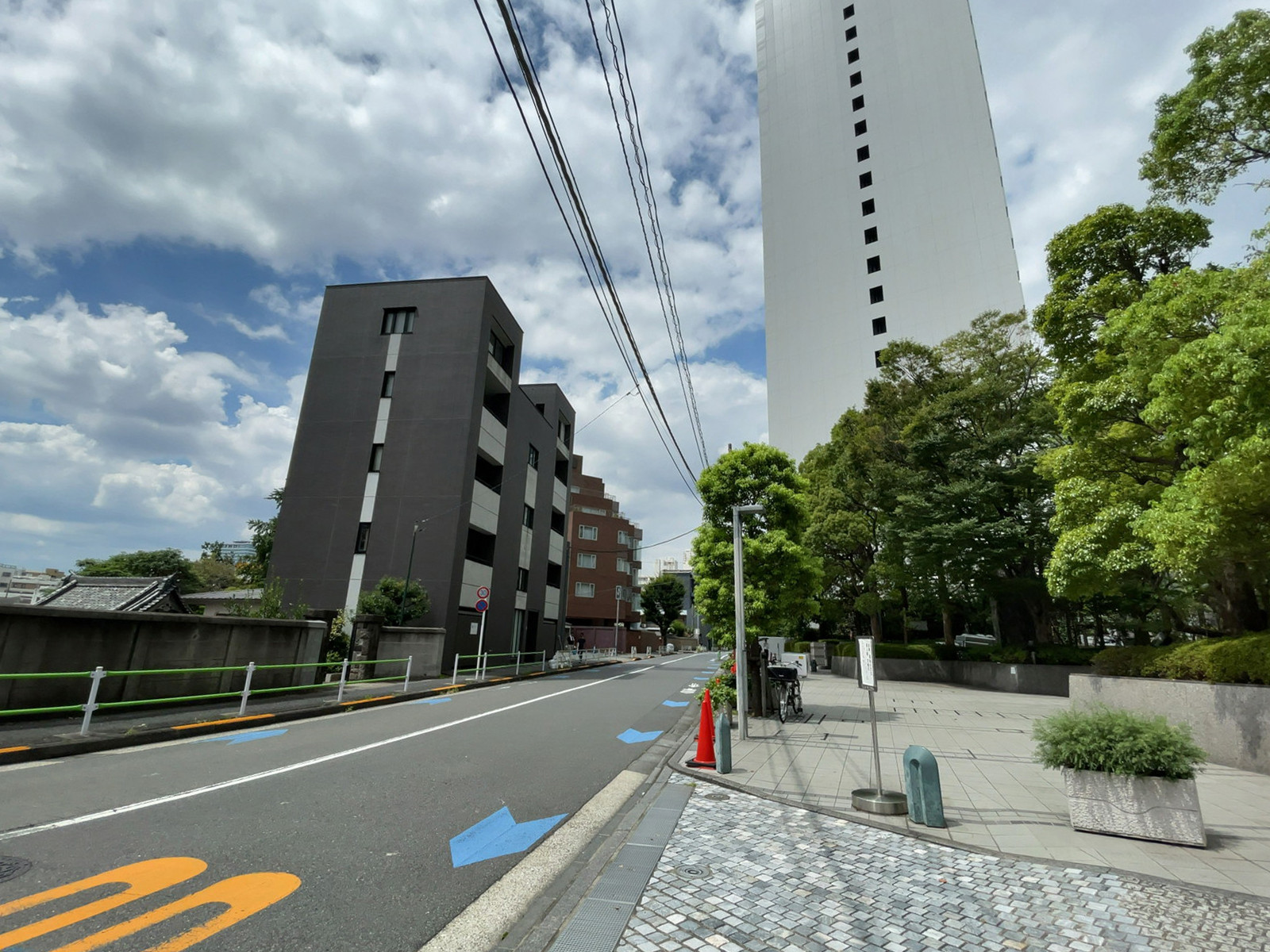 赤坂パークビル前面の通り