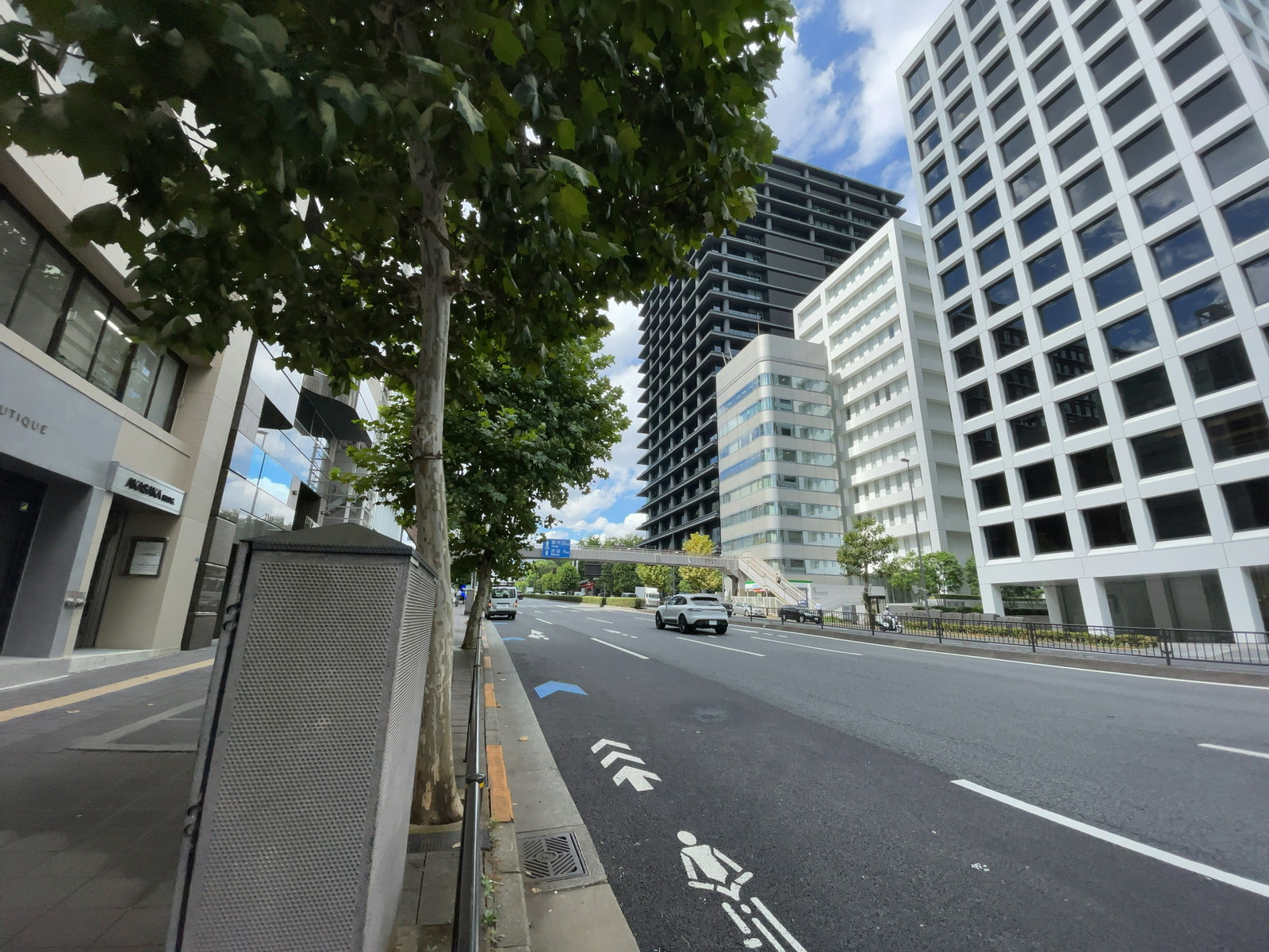 赤坂中西ビル前面の青山通り