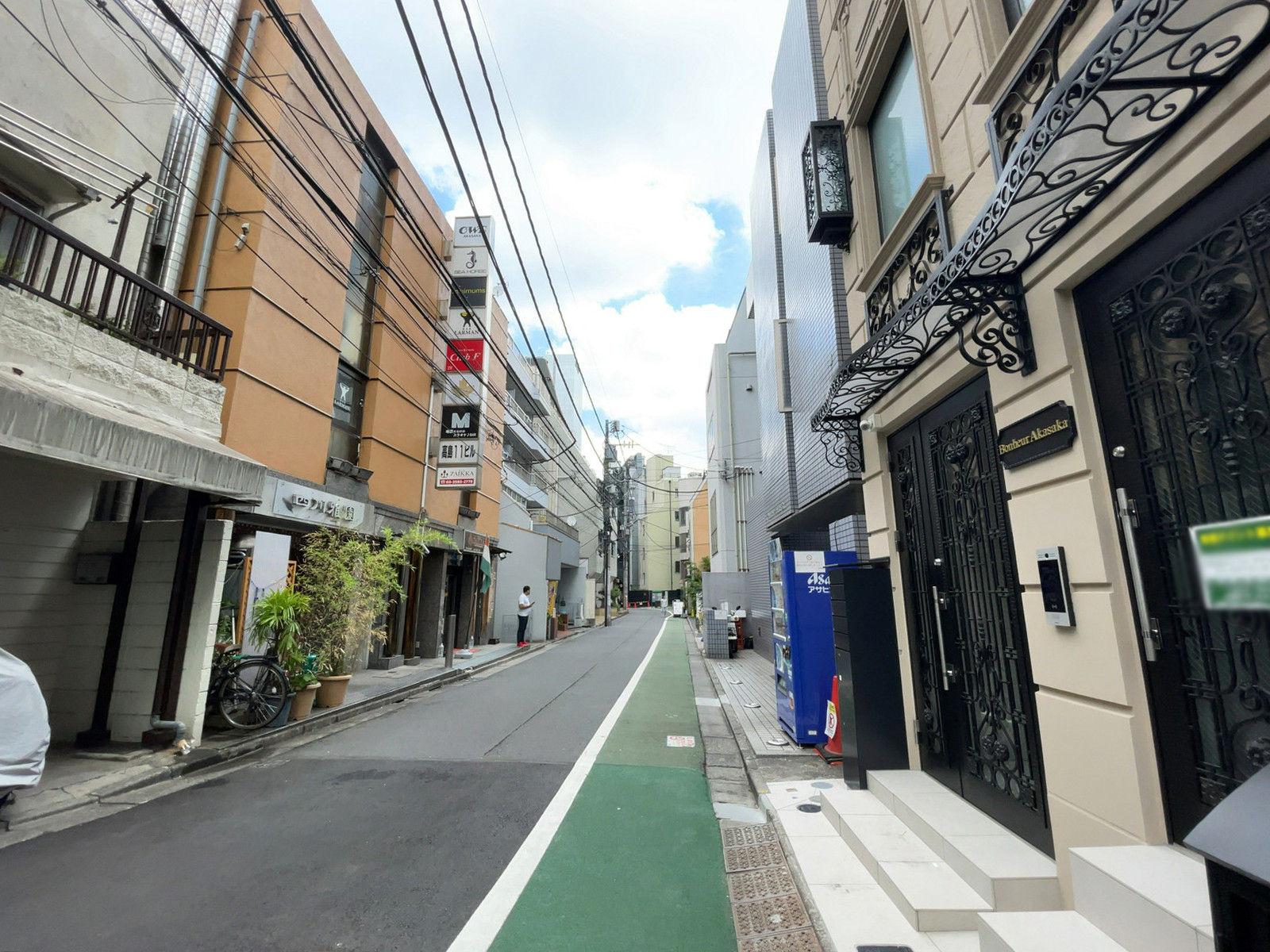 Bonheur Akasaka前面の通り