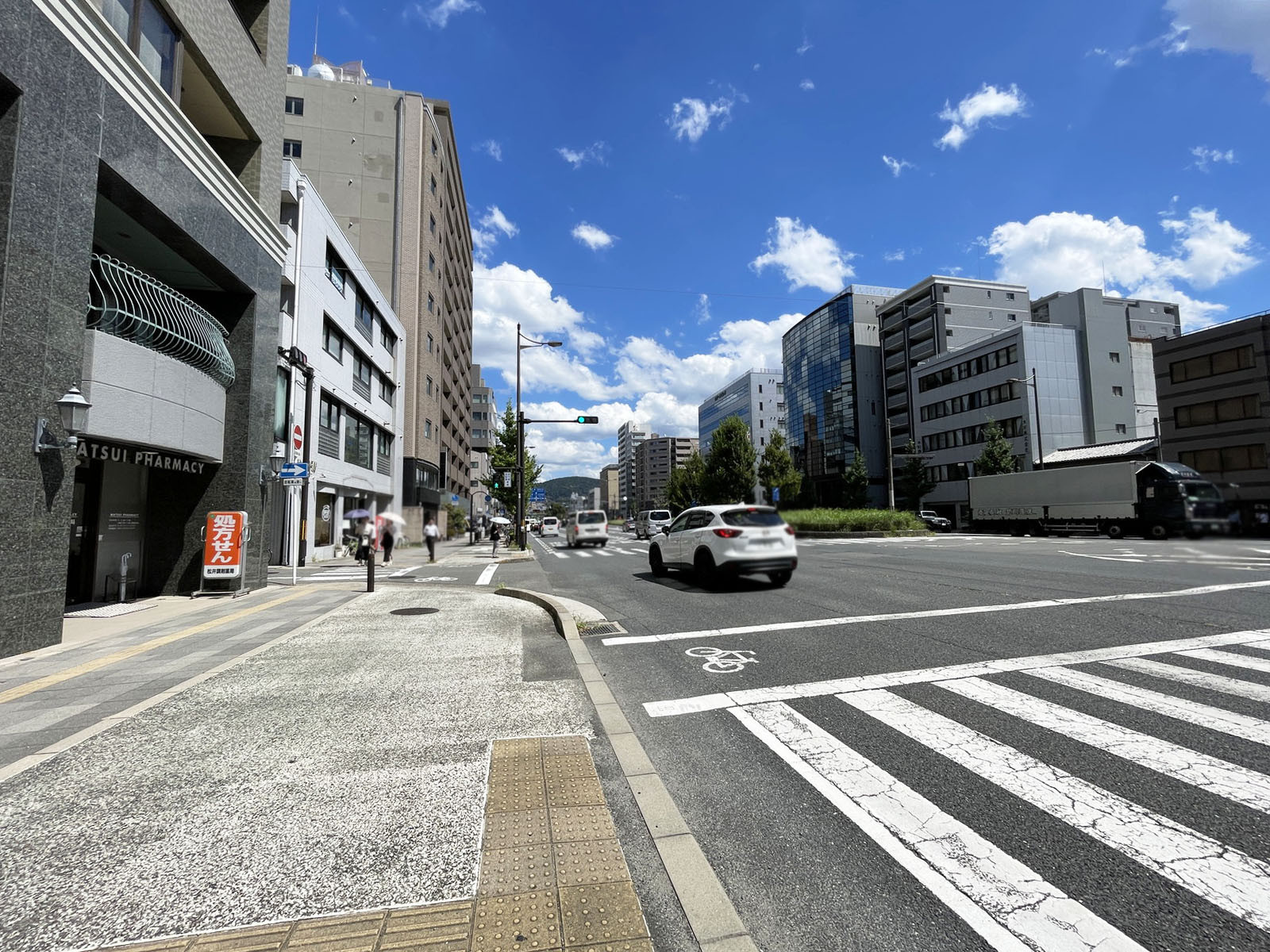 ヤサカ五条ビル前面の通り