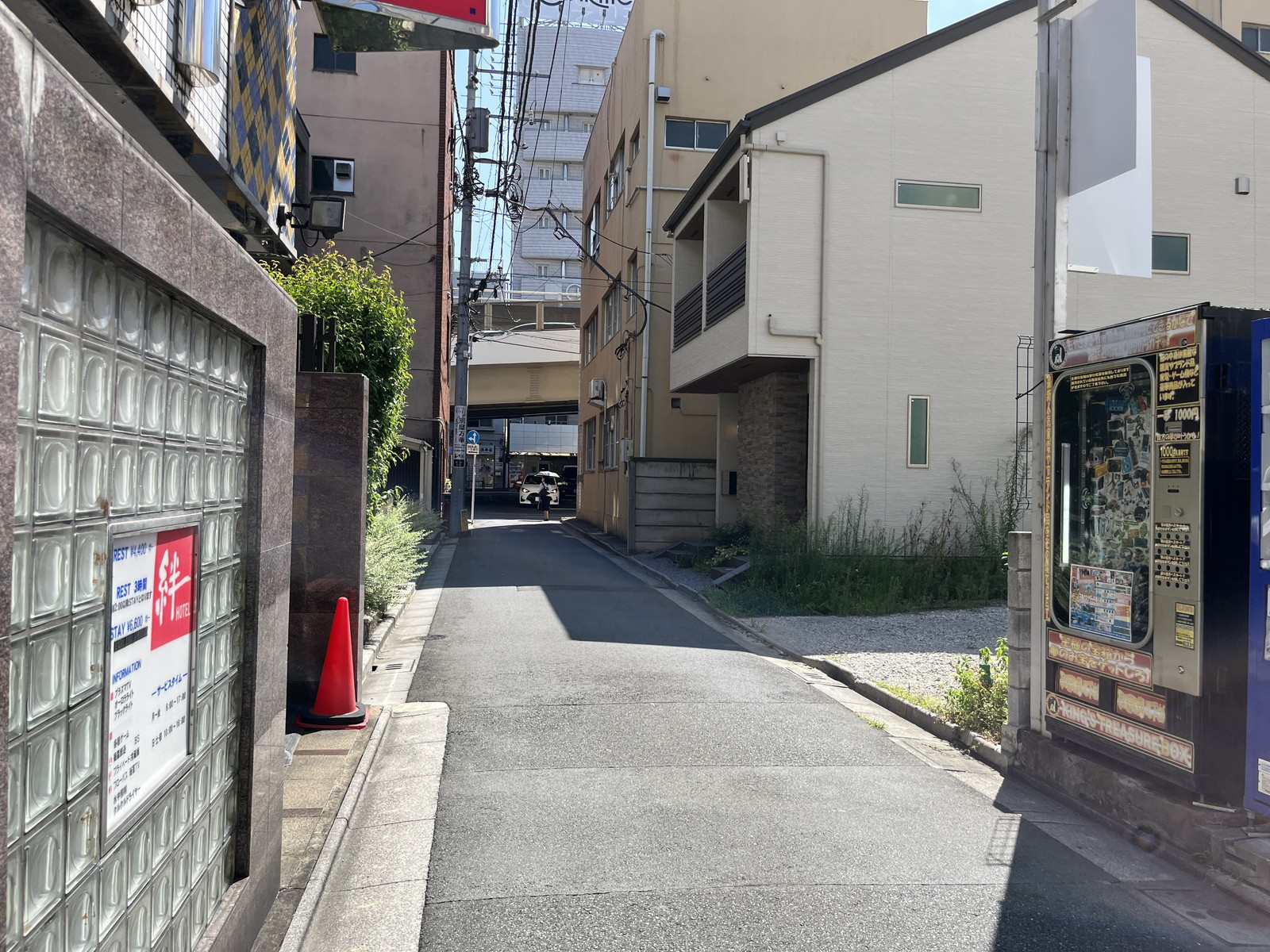 オフィスビル前面の通り