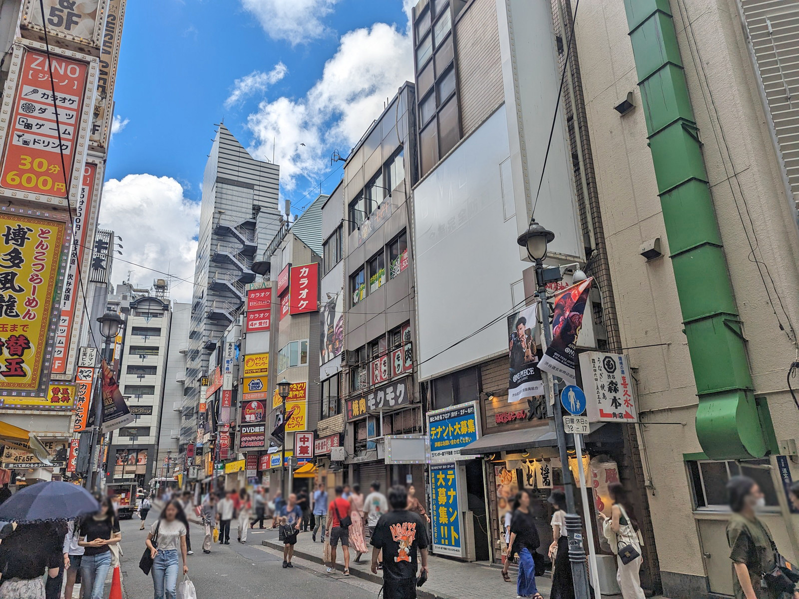 付近には飲食店が充実