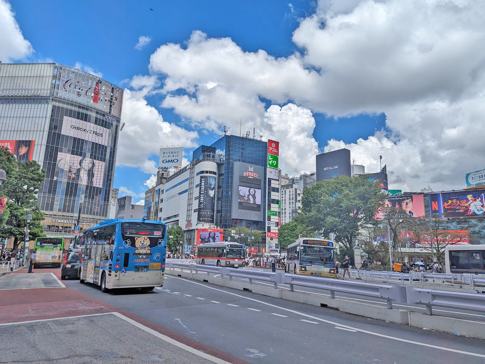 渋谷マークシティ前面の神宮通り