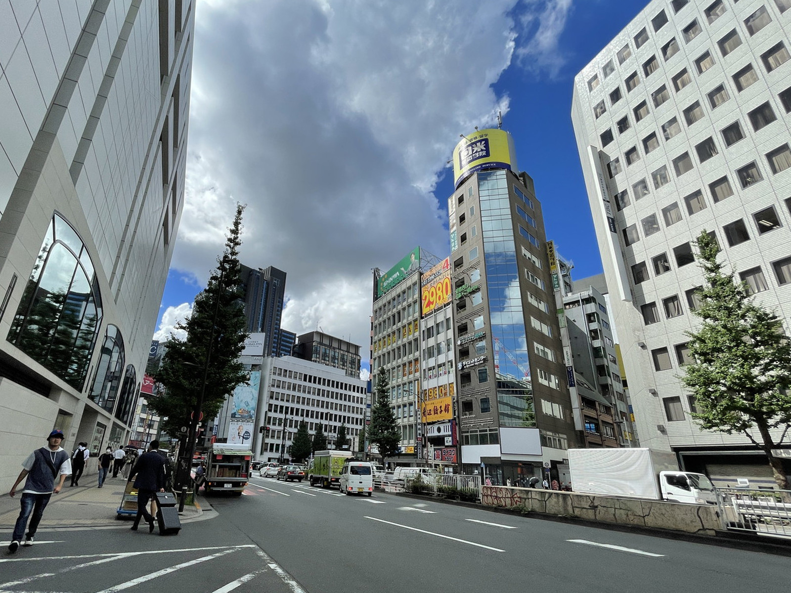 日本生命新宿西口ビル前面の通り