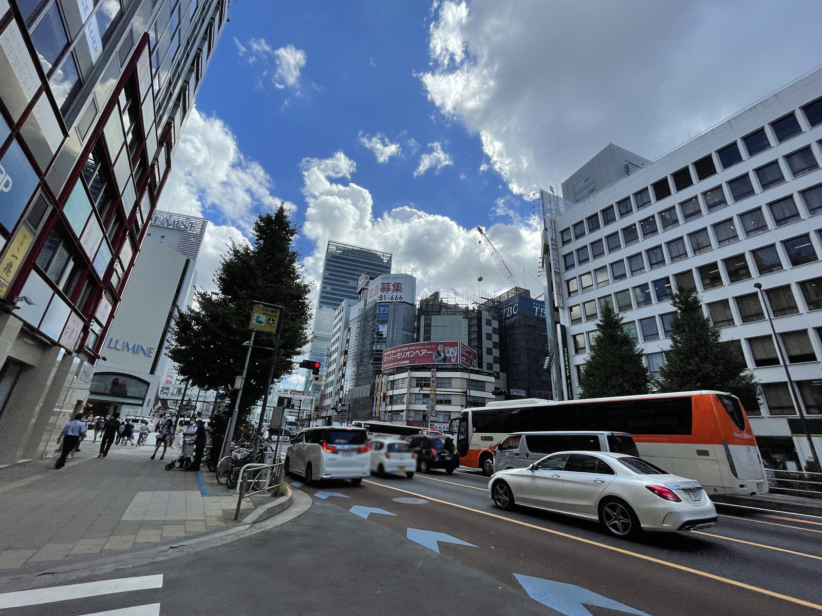 新宿須田ビル前面の通り
