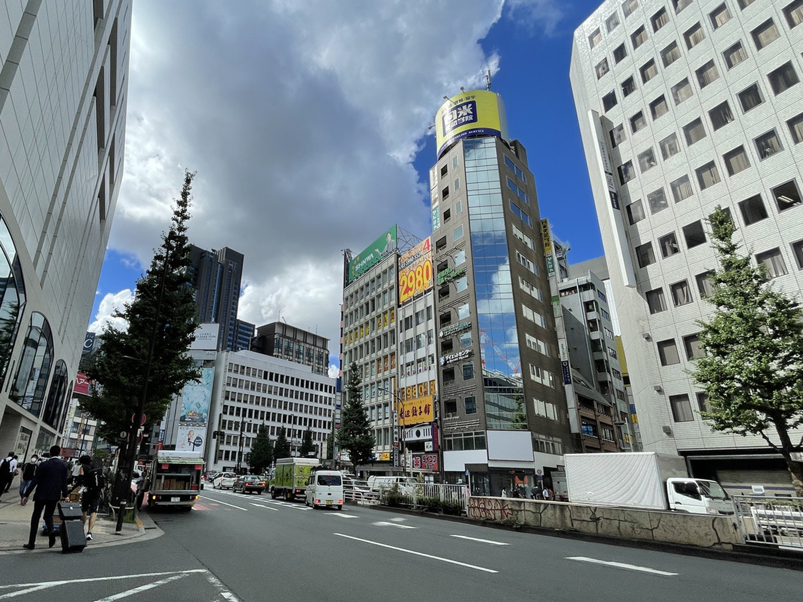 ラウンドクロス西新宿前面の通り