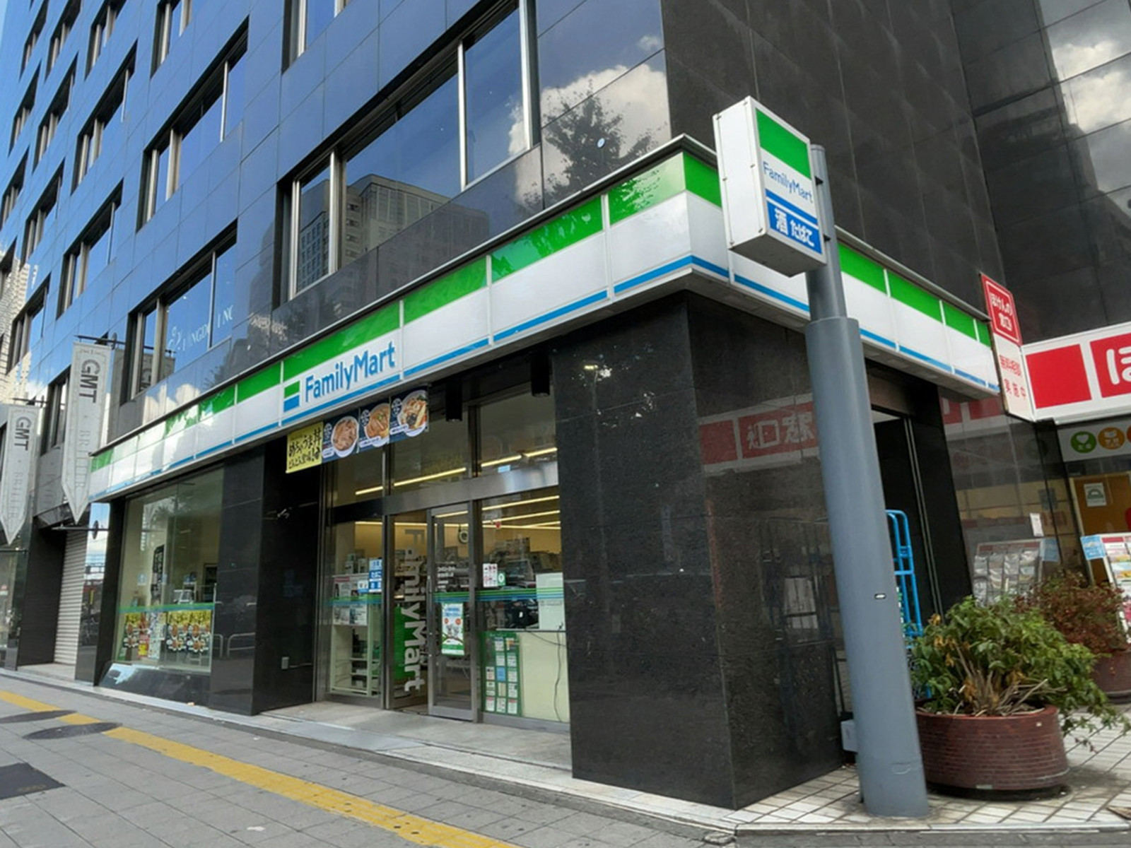 徒歩1分のファミリーマート新宿新都心店