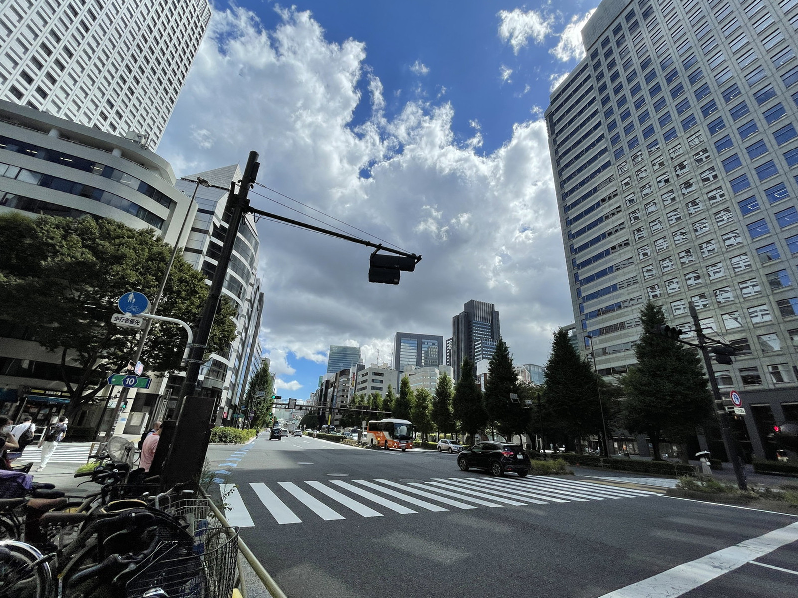 新宿嘉泉ビル前面の通り