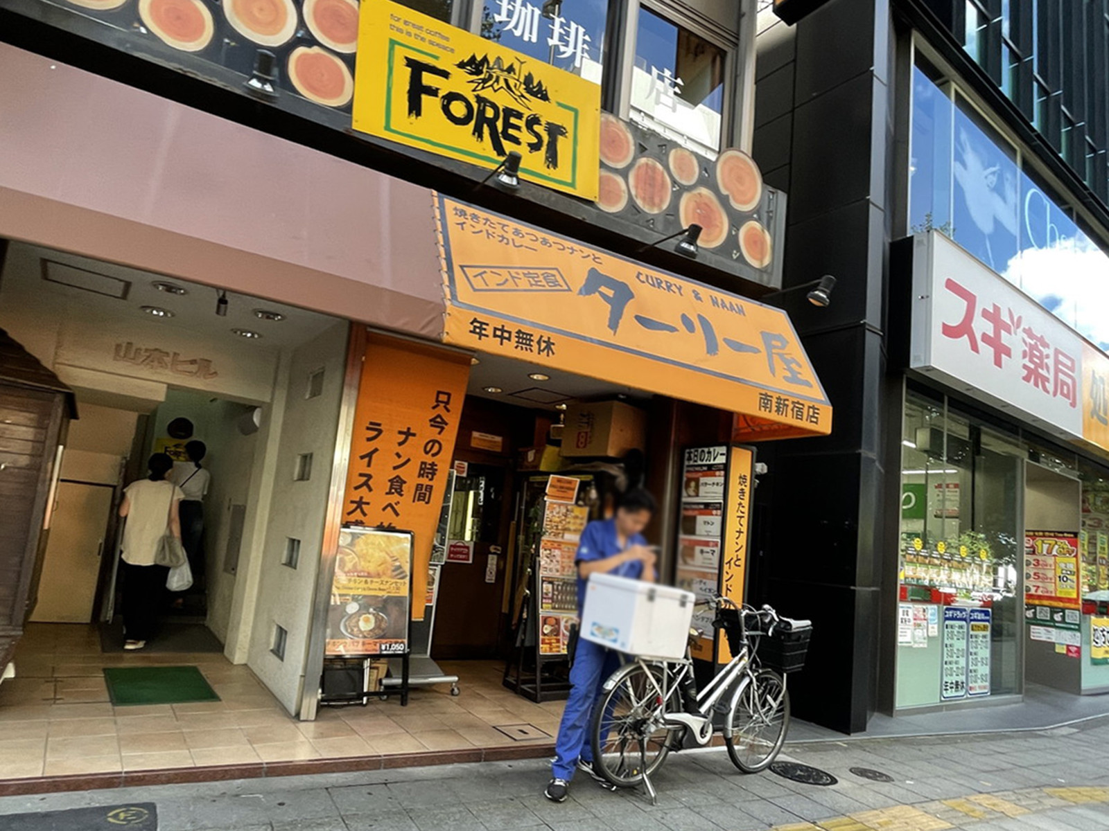 周辺には飲食店が点在