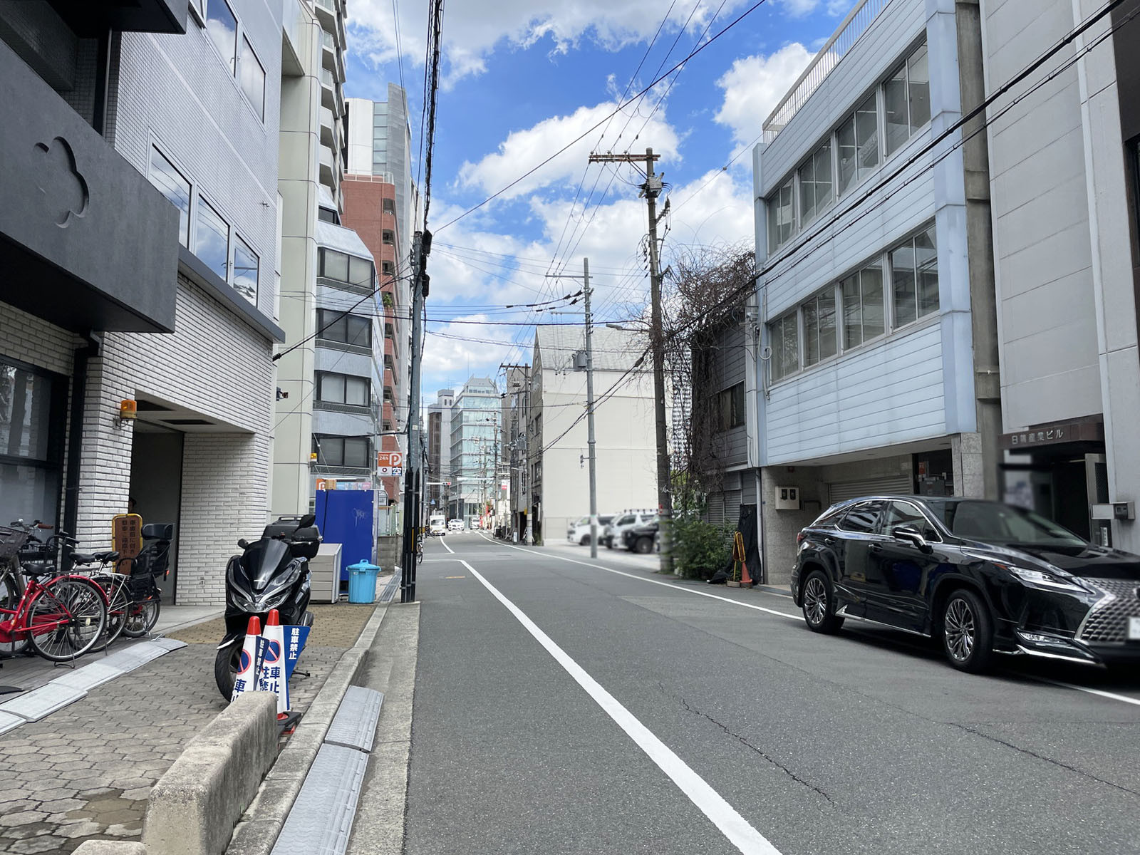日精産業ビル前面の通り