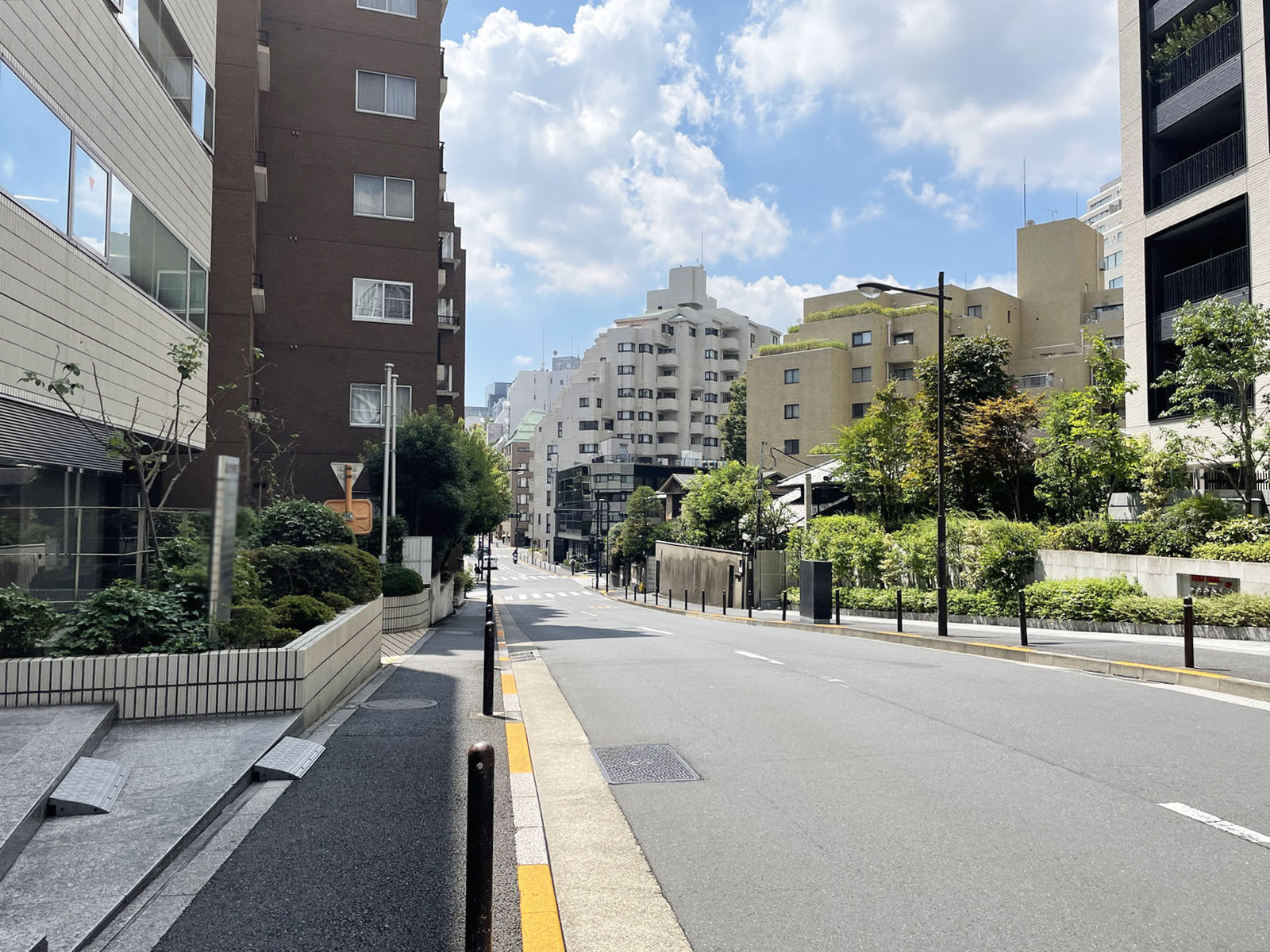 三番町UFビル前面の通り
