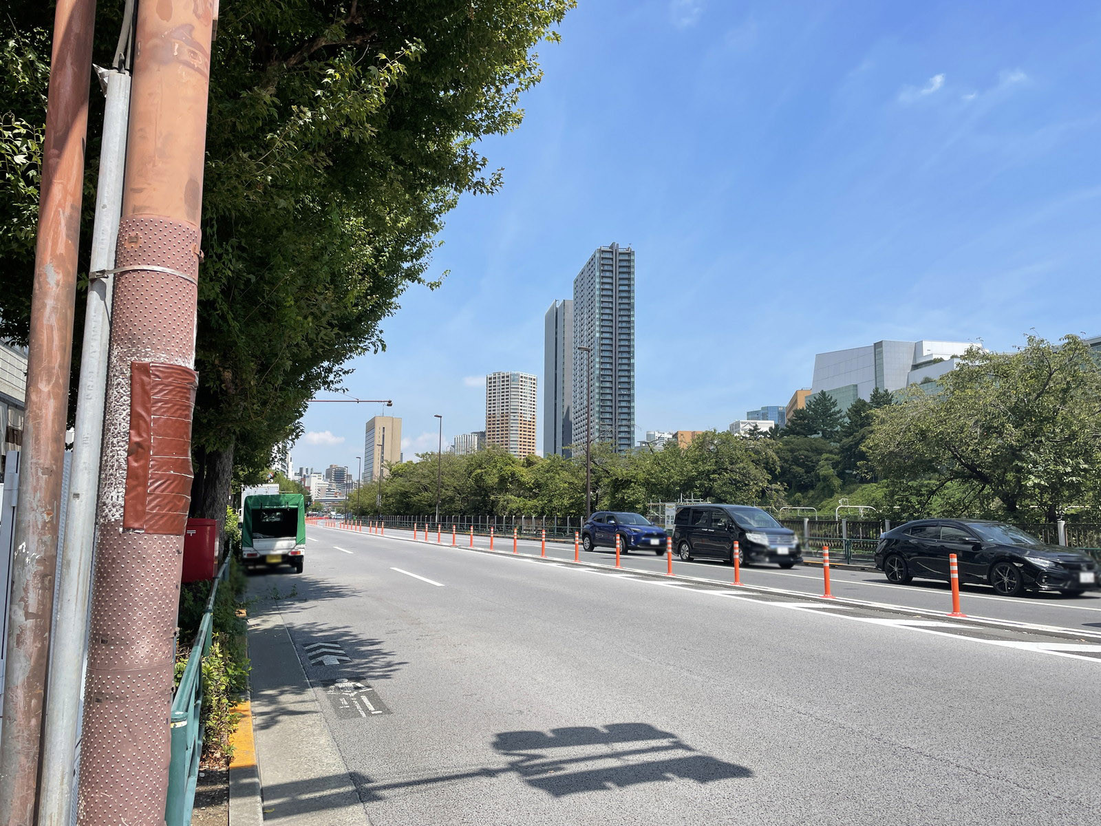 市ヶ谷科学技術イノベーションセンタービル前面の外堀通り