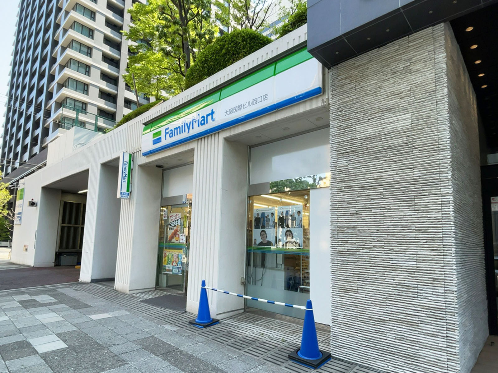 付近のファミリーマート 大阪国際ビル西口店