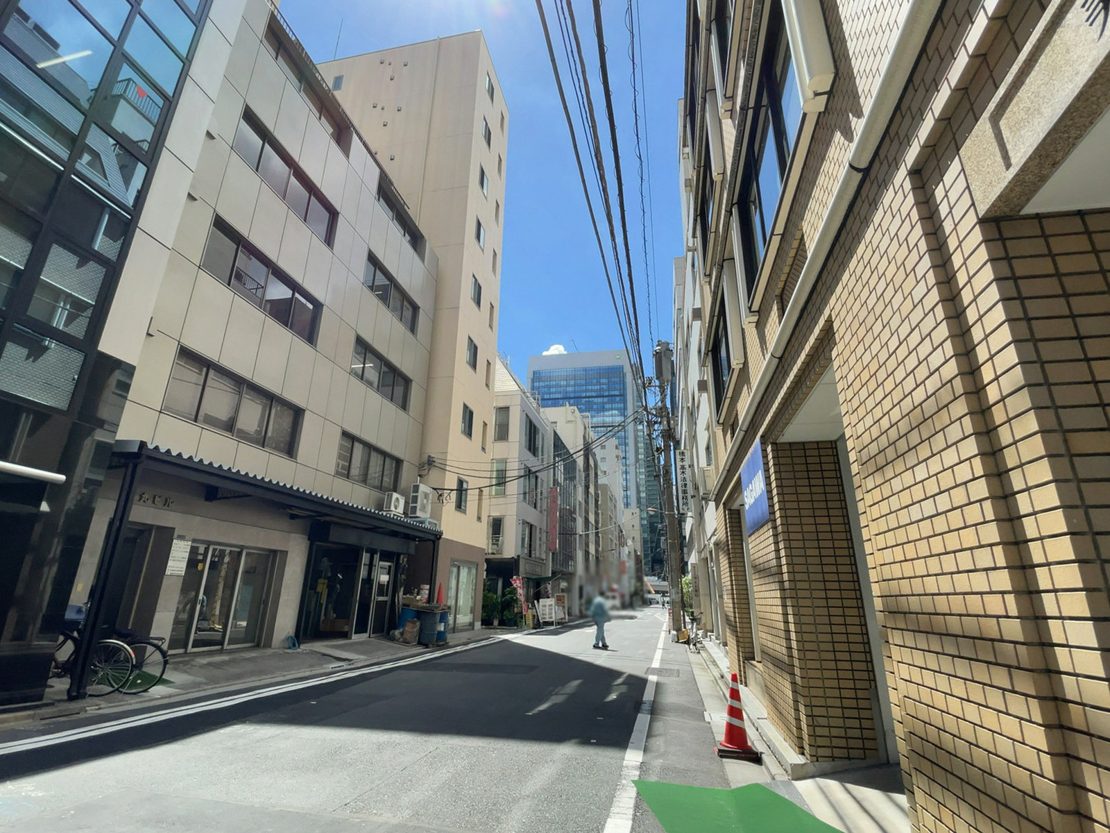美土代ビル前面の通り