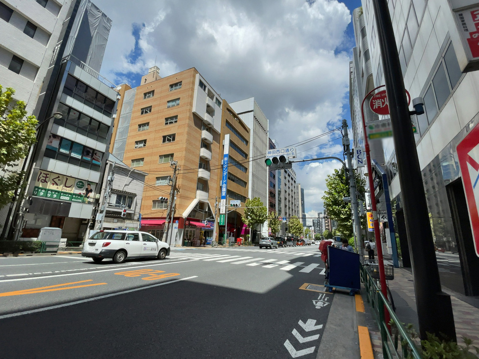竹ビル前面の外堀通り