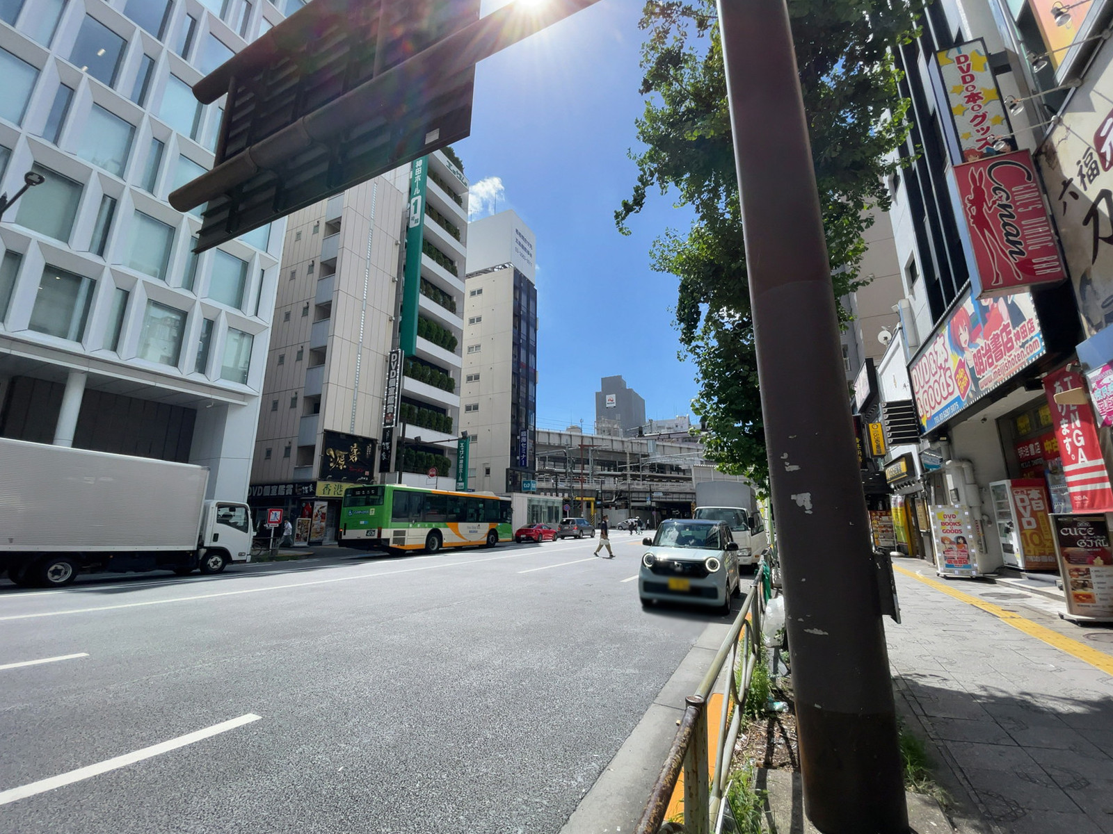 サンクス神田駅前ビル前面の通り