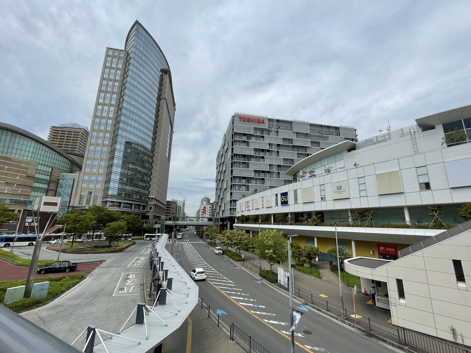 ミューザ川崎セントラルタワー前面の通り